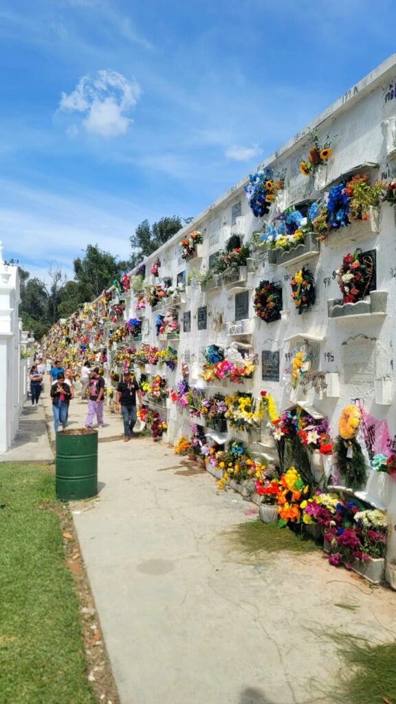 グアテマラの墓地＠死者の日